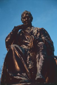 Detalhe da estátua do Dr. Edward Jenner 1749-1823 bronze ver também 155198